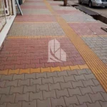 کفپوش بتنی پرسی نابینایان با سطح شیاردار مخصوص مسیرهای هدایت نابینایان در معابر شهری